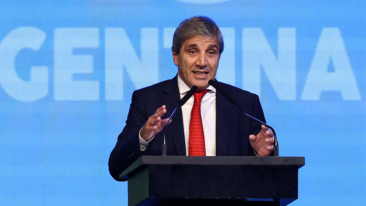 ECONOMÍA: Desde este viernes, los comercios podrán exhibir los precios de sus productos en dólares