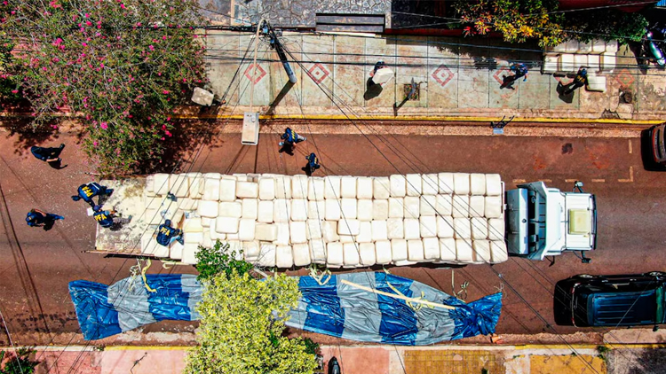 POLICIALES: Detuvieron un camión que circulaba con las luces apagadas y descubrieron que llevaba 6 toneladas de marihuana a Buenos Aires