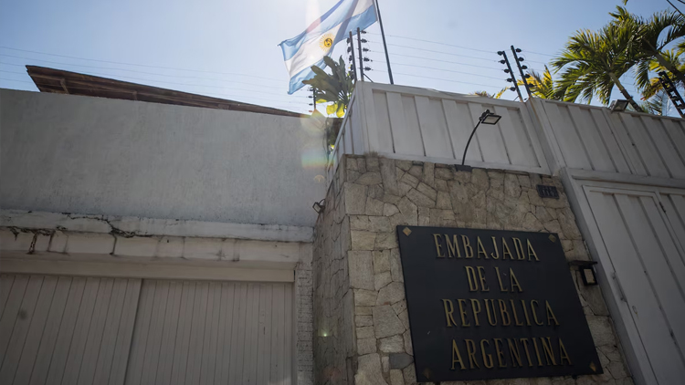 VENEZUELA: Edmundo González Urrutia y María Corina Machado denunciaron que colapsó la planta que da electricidad a la Embajada de Argentina en Caracas