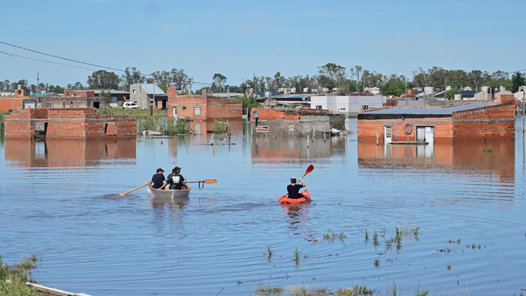 BAHÍA BLANCA: los vecinos empiezan las tareas de saneamiento y sigue la búsqueda de las hermanas