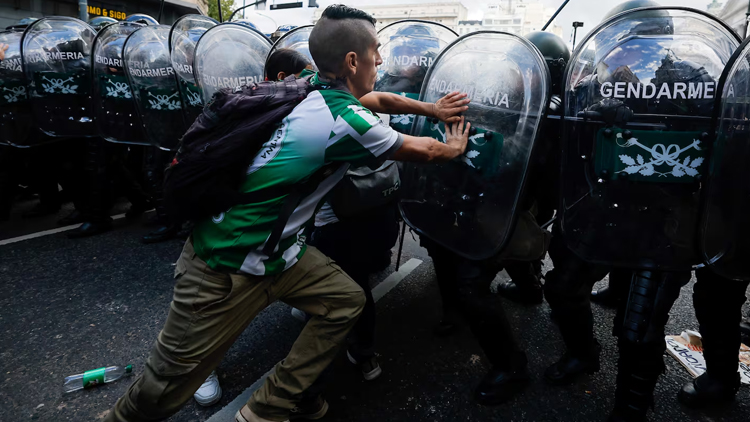 POLÍTICA: El Gobierno les aplicó el derecho de admisión a 26 hinchas involucrados en destrozos durante la marcha