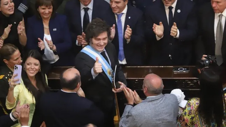 POLÍTICA: Javier Milei firmó el DNU que habilita el acuerdo con el FMI – Solicitó un plan de Facilidades Extendidas