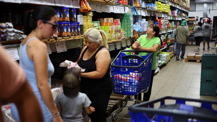 ECONOMÍA: La inflación de febrero fue de 2,4% y acumuló 66,9% en los últimos 12 meses