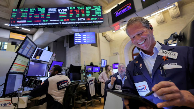ECONOMÍA: Tras el fin del cepo, las acciones argentinas en Wall Street subieron hasta 17% y los bonos crecieron 8%
