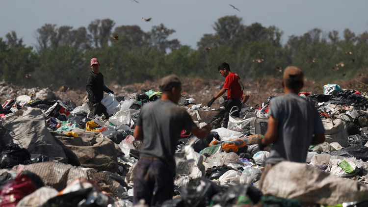 ECONOMÍA: Significativa caída de la tasa de pobreza: pasó de 52,9% a 38,1%