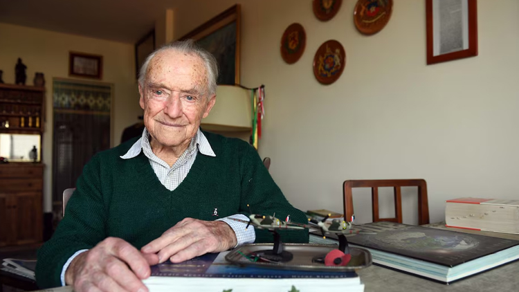 SOCIEDAD: Murió Ronnie Scott a los 107 años – La vida del piloto argentino que se enlistó en la marina británica para combatir contra Hitler