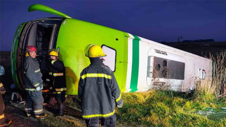 BUENOS AIRES: Un micro de larga distancia volcó en una ruta de General La Madrid – Hay cinco muertos y al menos 29 heridos