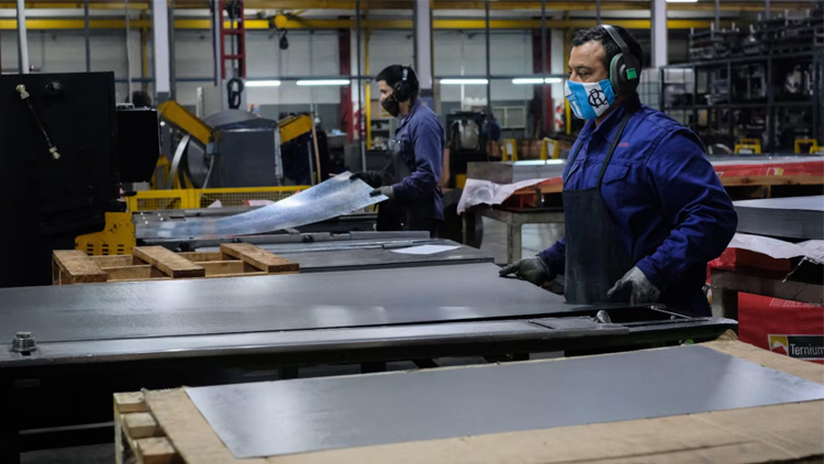 ECONOMÍA: Después de los celulares, el Gobierno anunció que bajará aranceles a la importación de 27 bienes de capital