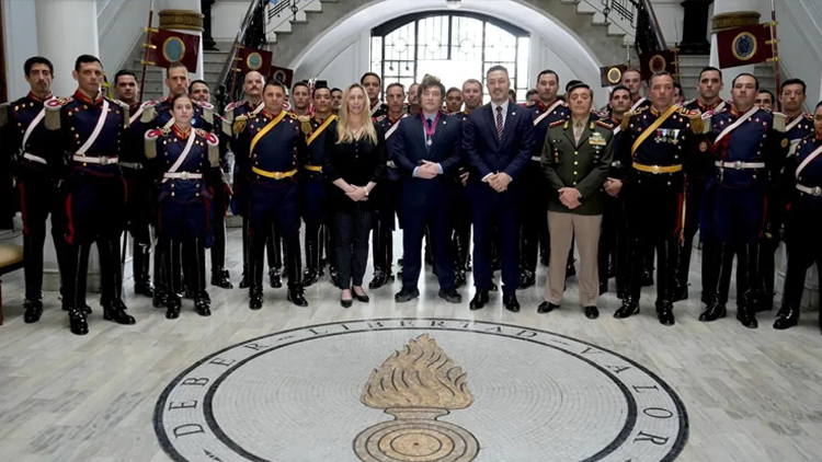 POLÍTICA: Milei fue declarado “granadero honorífico” y fue distinguido por el histórico Regimiento de Granaderos