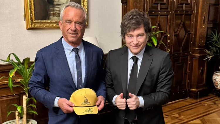 POLÍTICA: El ministro de Salud de Donald Trump le propuso a Javier Milei crear una institución global paralela a la OMS