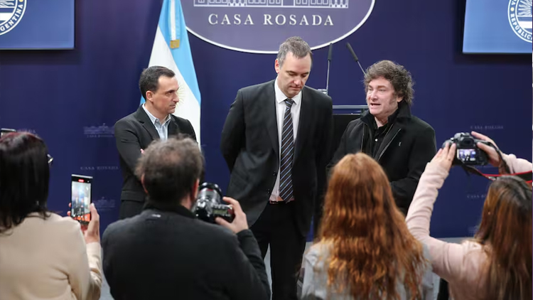 POLÍTICA: El Gobierno fija restricciones y un sistema de sanciones para los periodistas acreditados en la Casa Rosada