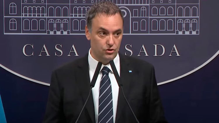 POLÍTICA: El Gobierno anunció su reforma migratoria, que incluirá más requisitos para la residencia a extranjeros y deportación exprés