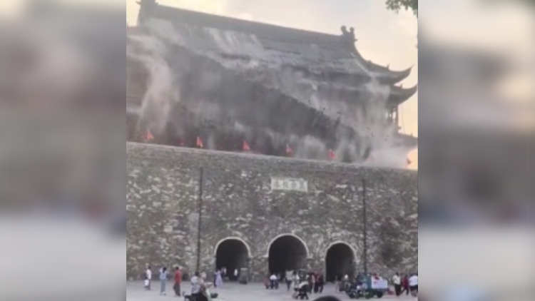 MUNDO: Se derrumbó el techo de un monumento histórico chino visitado por miles de turistas – “Estas tejas son como queso tofu”