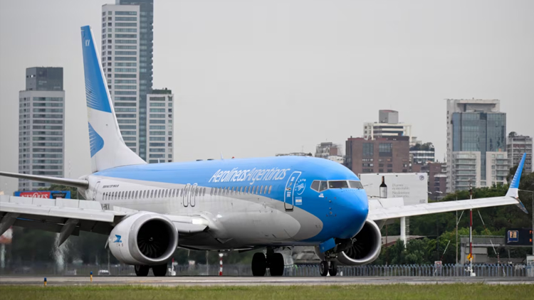 POLÍTICA: Paro de pilotos de Aerolíneas – empezará a las 18 y afectará a más de 6000 pasajeros