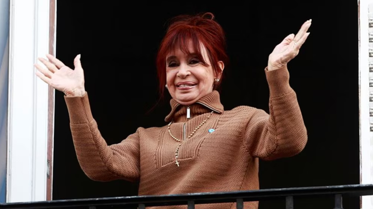 POLÍTICA: La Justicia aclaró que Cristina Kirchner podrá salir al balcón durante la prisión domiciliaria y ratificó que debe usar tobillera electrónica