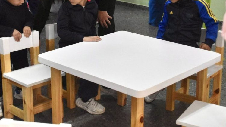 SEGURIDAD: Internos penitenciarios fabricaron mobiliario escolar para un jardín de San Luis