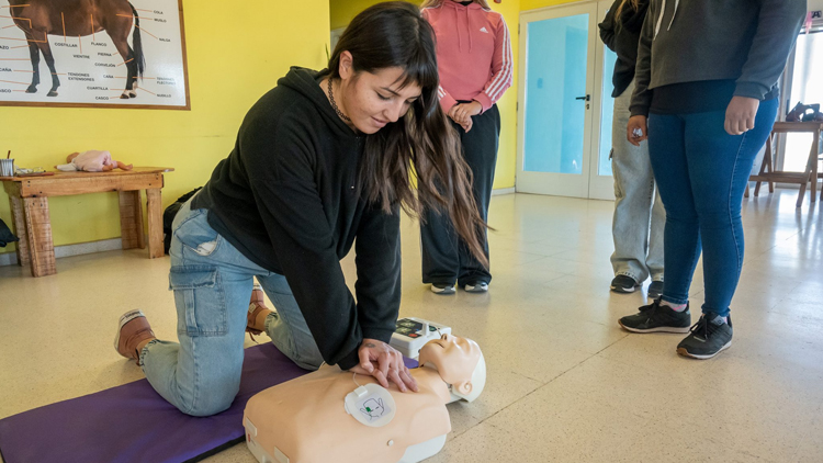 INCLUSIÓN: Personal de los centros de Equinoterapia se capacitaron en técnicas de RCP y primeros auxilios
