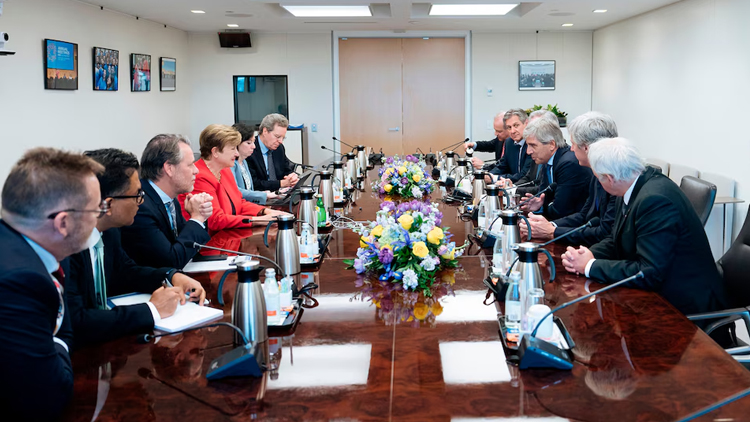 ECONOMÍA: En el inicio de la misión del FMI, el Gobierno aseguró que la intervención en el dólar futuro fue acordada con el organismo