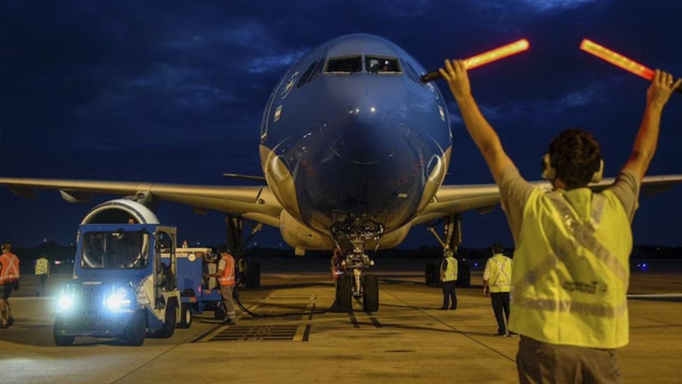 ECONOMÍA: Paro de controladores aéreos – El Gobierno habla de extorsión y trabaja para que se cumpla con los vuelos