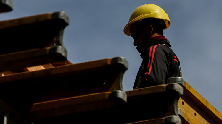 ECONOMÍA: El Gobierno refuerza el ajuste fiscal y ahorraría $900.000 millones con el fin de un plan social