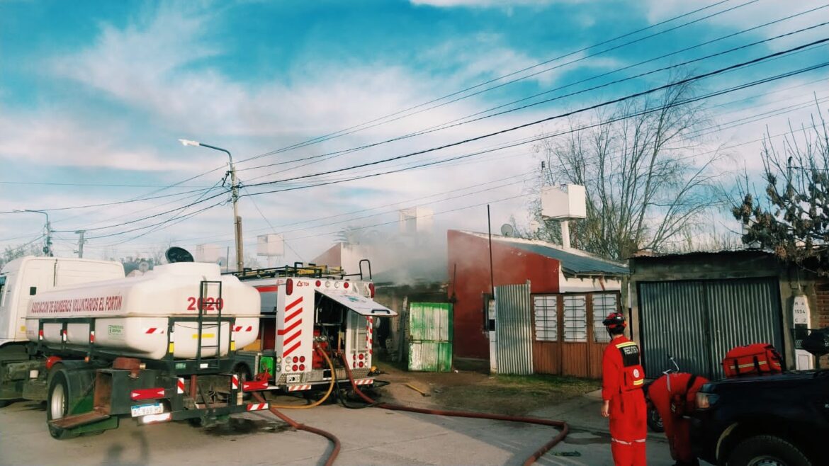 Una estufa fue la causa de un incendio que quemó dos casas vecinas en el barrio Eva Perón