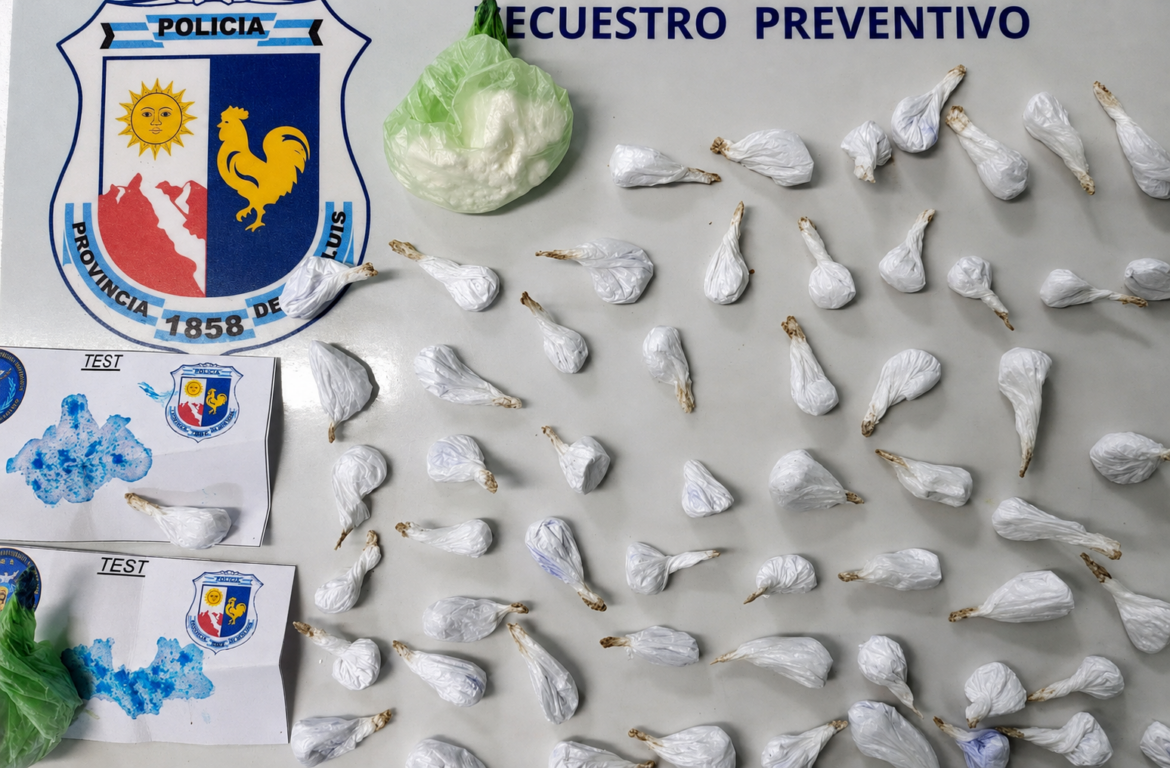 Sorprendieron a una adolescente con una mochilla cargada con 61 envoltorios de cocaína