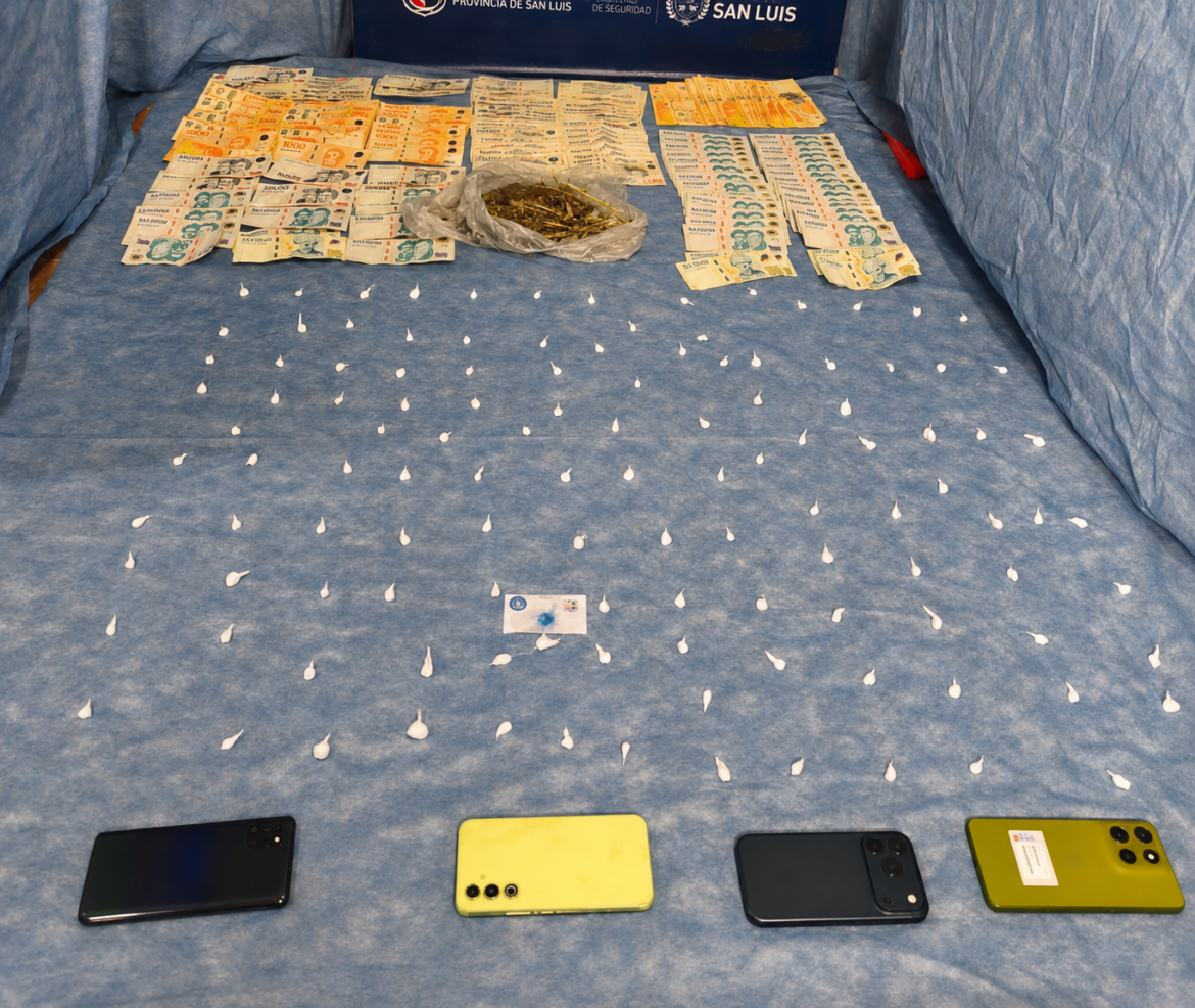Allanaron cuatro domicilios y detuvieron a dos hombres: encontraron 121 envoltorios con cocaína