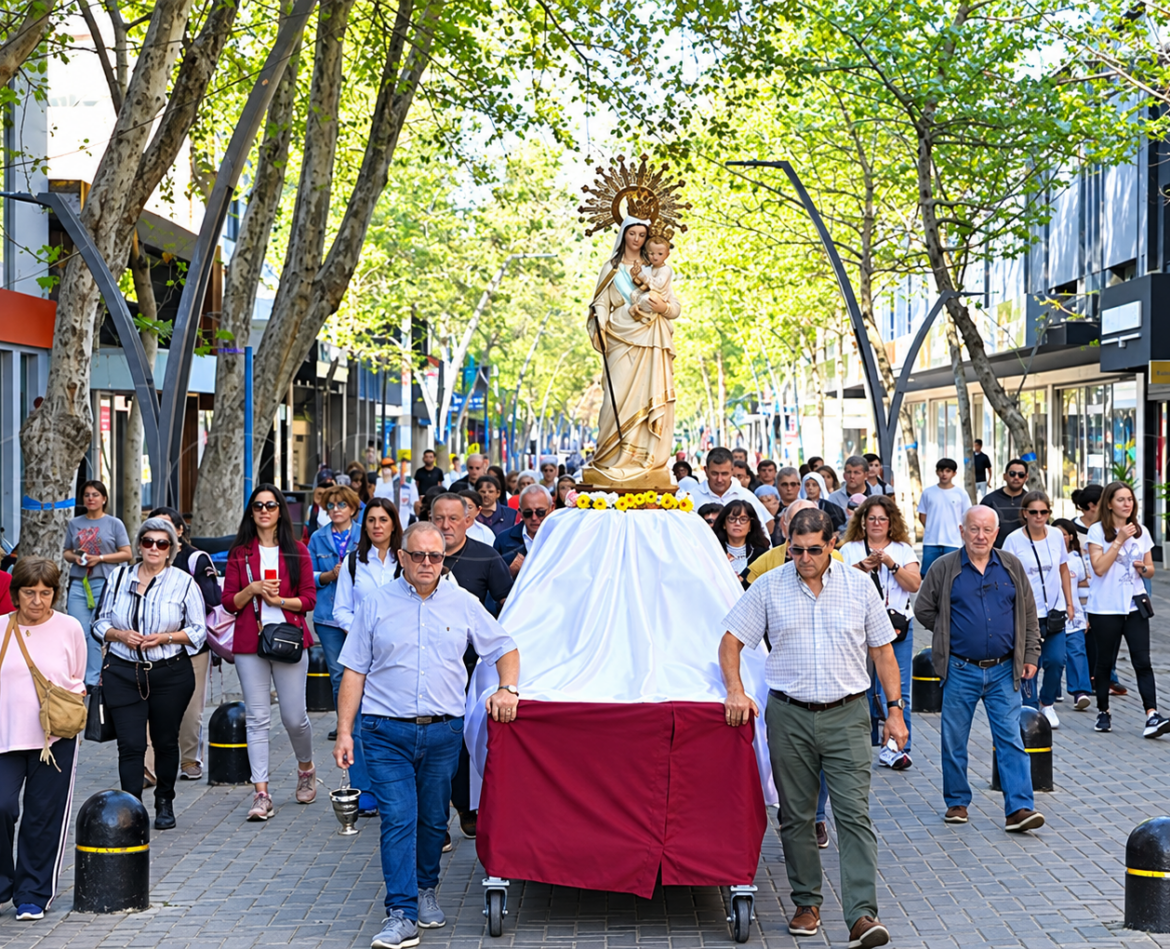 La imagen de la Virgen de la Merced recorrió el centro de la ciudad y bendijo todo a su paso