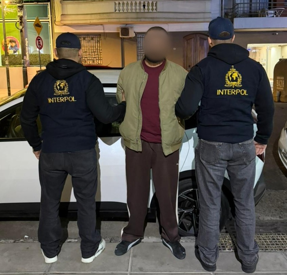 Cayó un prófugo georgiano buscado por Interpol por múltiples estafas migratorias