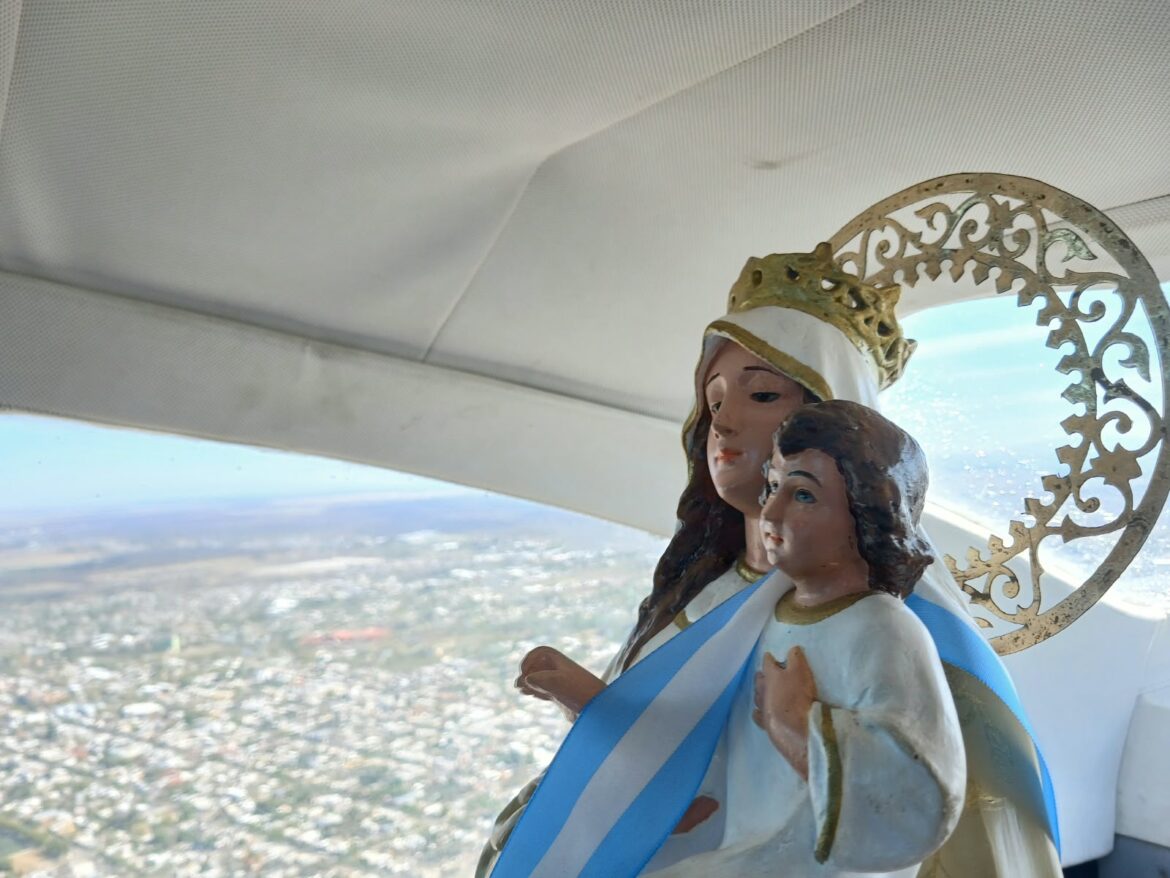 La Virgen de la Merced sobrevoló la ciudad y bendijo a los vecinos desde las alturas