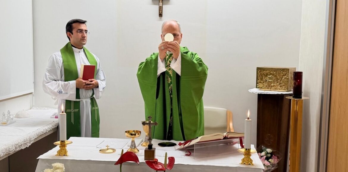El Papa celebró una misa y su salud muestra “una mejora constante”